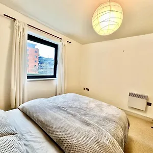 Cosy Canal View Bay Apartment